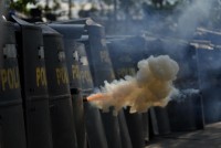 polisi-menembakkan-gas-air-mata-ke-arah-mahasiswa-saat_220926191635-533.jpg
